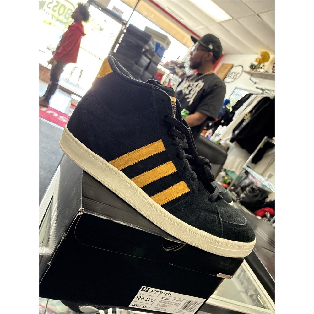adidas Superskate  Mens Black Sneakers Athletic Shoes KJ3831 New Sz 10.5